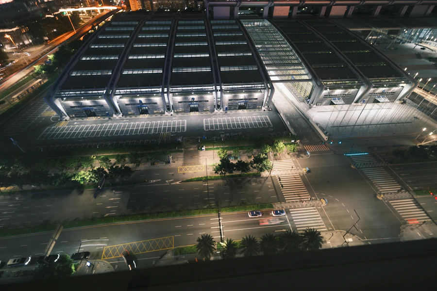 夜の展示会場を俯瞰した風景
